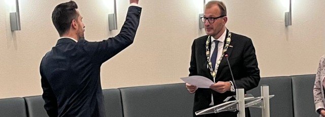 Thom beedigd 1 liggende foto.jpg